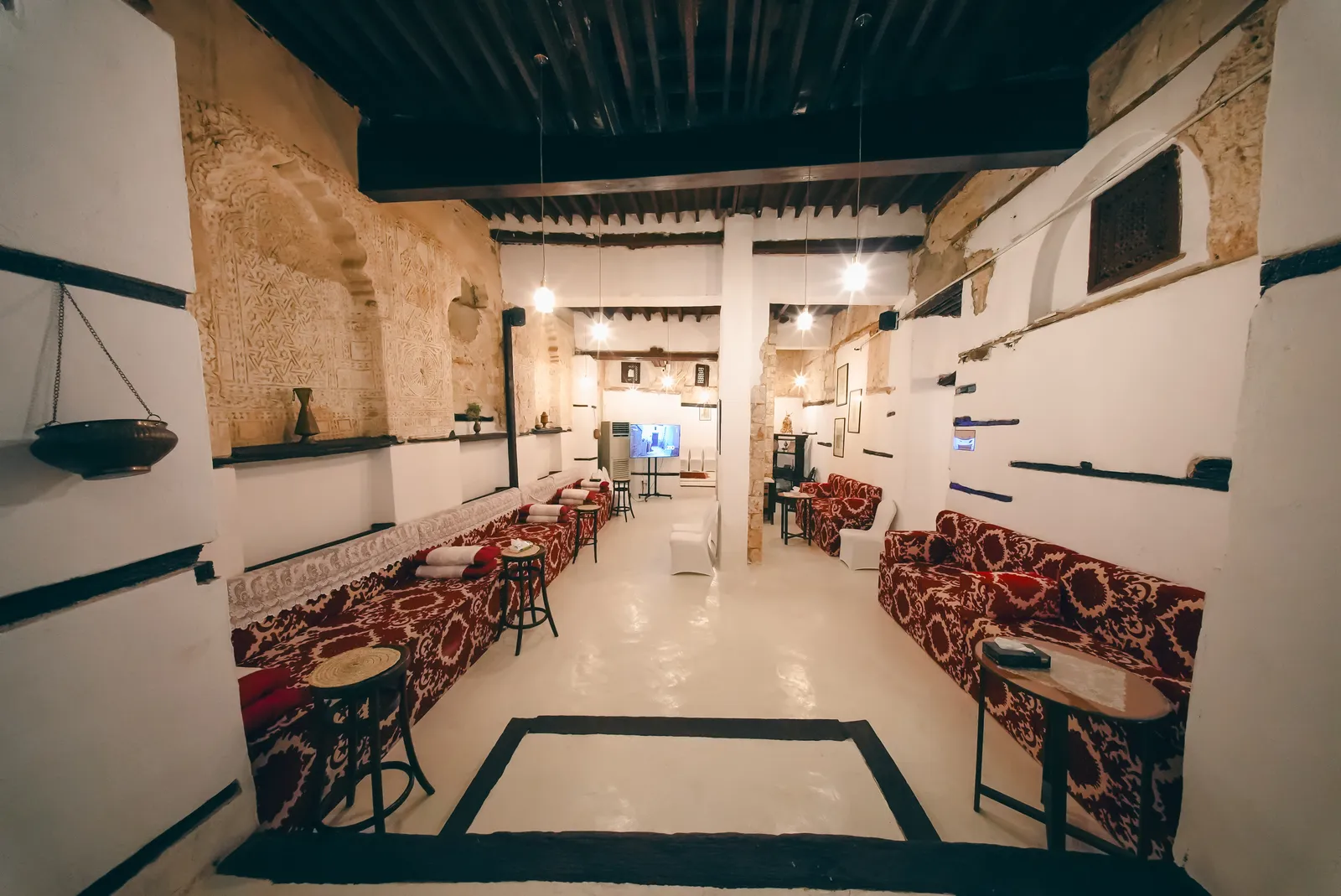 قاعة الديوان الواسعة في بيت المتبولي · The grand Diwan hall at Bayt Al-Matbouli