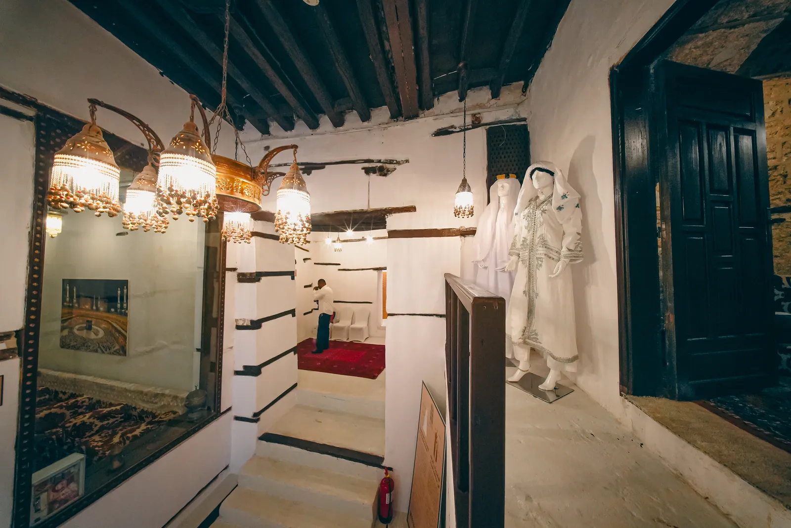 مدخل بيت المتبولي بثرياته النحاسية · The lantern-lit entrance hall of Bayt Al-Matbouli
