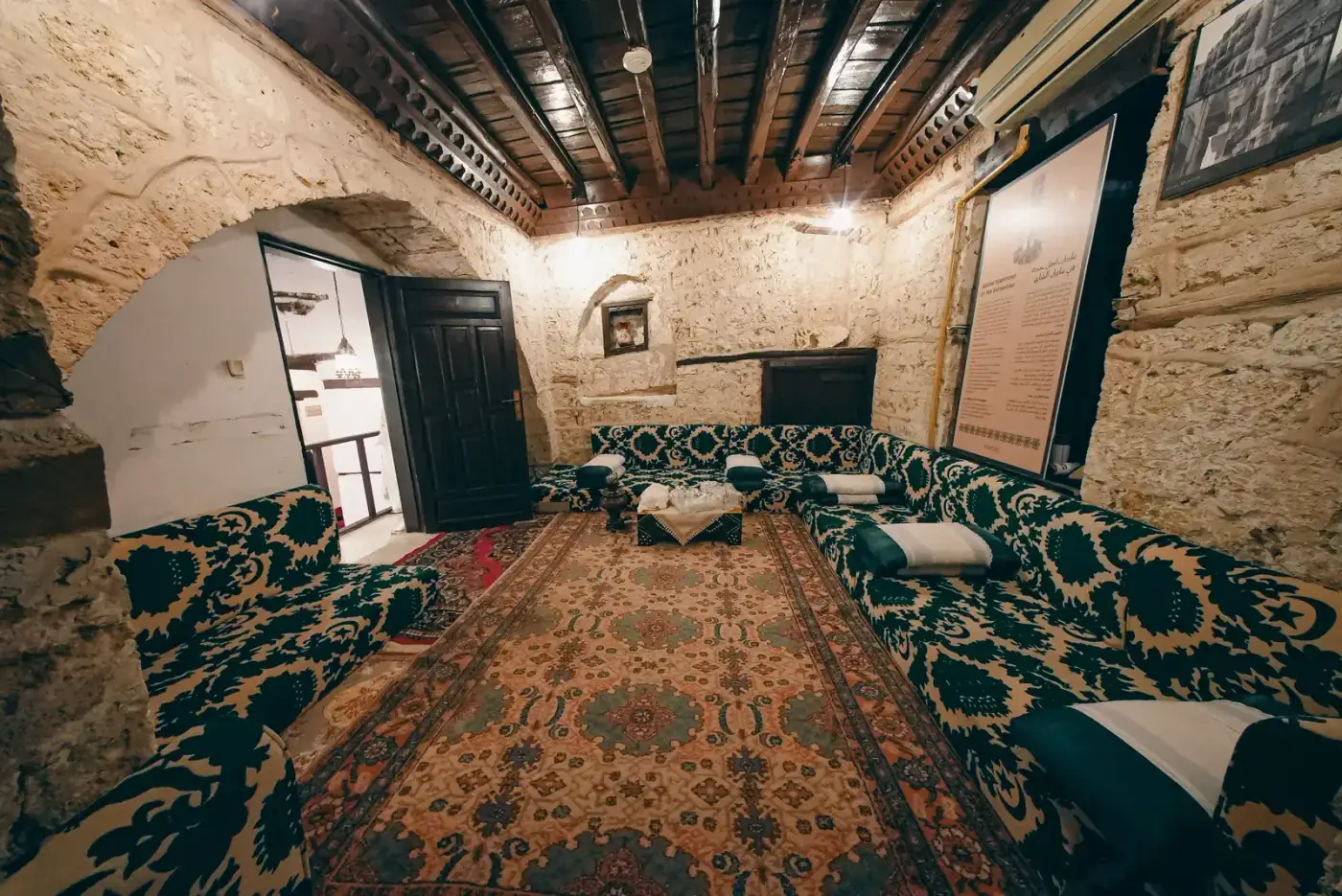 مجلس أخضر تقليدي في بيت المتبولي · A traditional green majlis at Bayt Al-Matbouli
