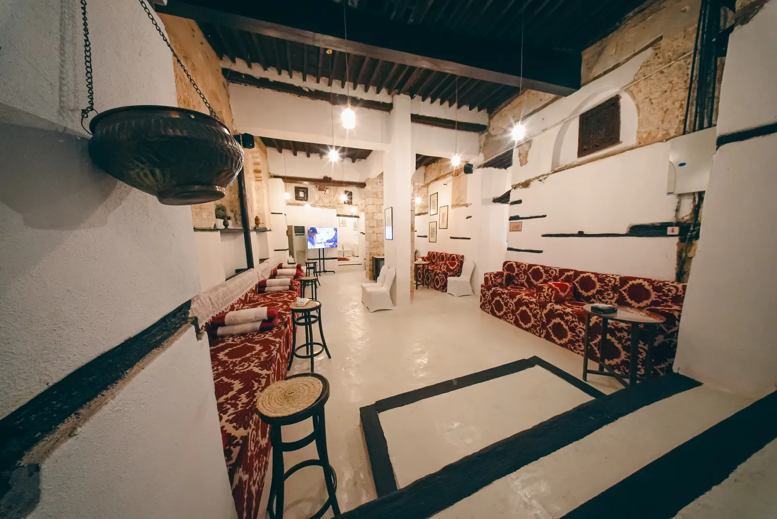 مجلس حجازي بمفروشات حمراء في بيت المتبولي · A red-furnished Hijazi majlis at Bayt Al-Matbouli