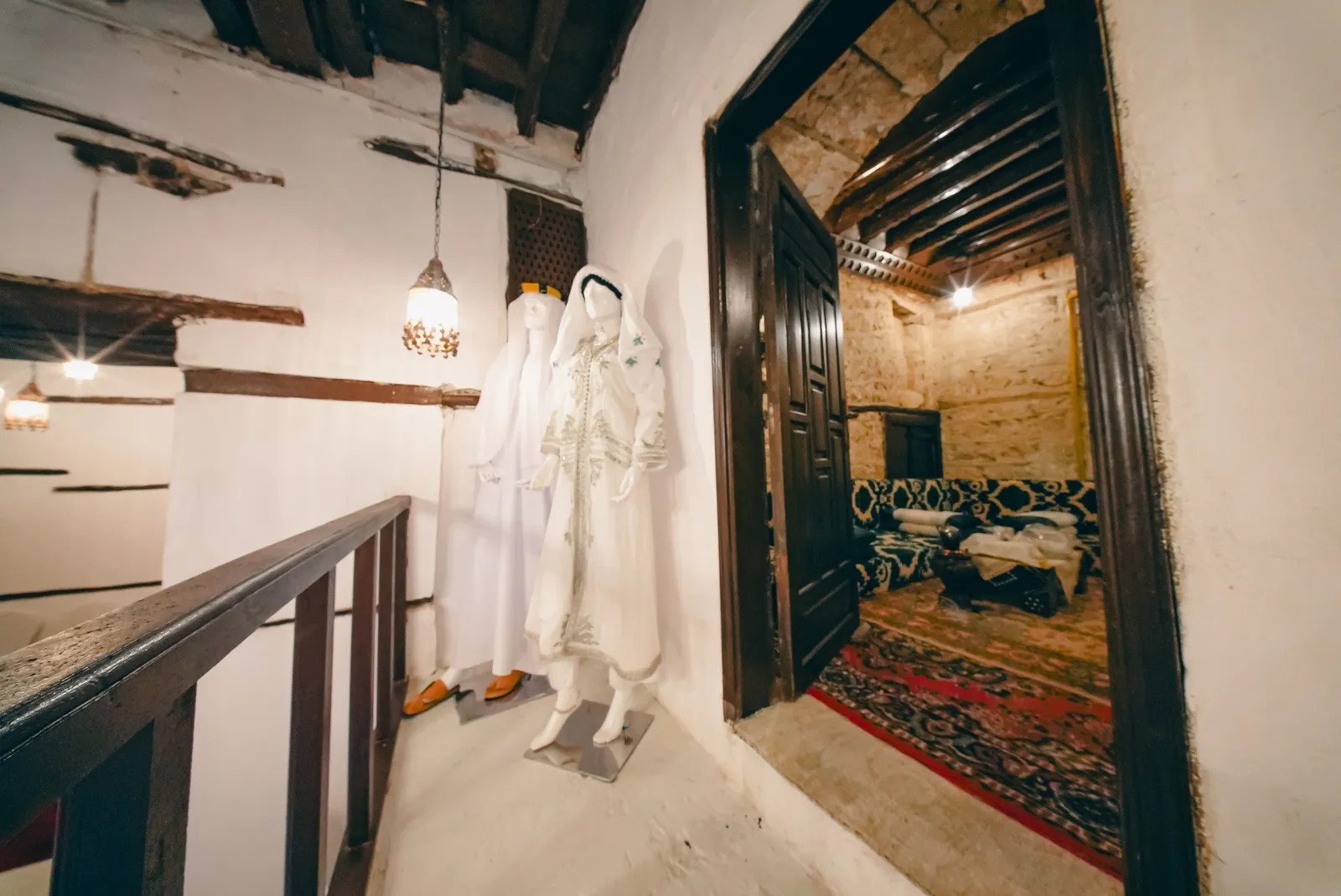 أزياء حجازية تقليدية معروضة في بيت المتبولي · Traditional Hijazi dress on display at Bayt Al-Matbouli